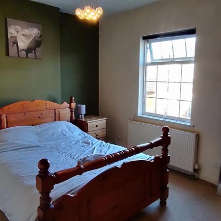 Villa Victorian Semi Detached House Behind The High Street à Newton-le-Willows Extérieur photo