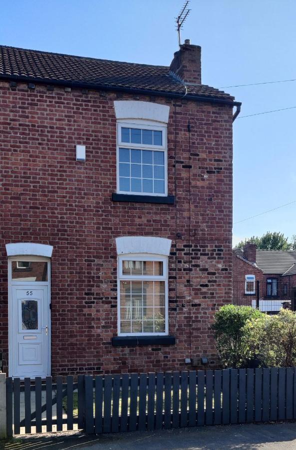 Villa Victorian Semi Detached House Behind The High Street à Newton-le-Willows Extérieur photo