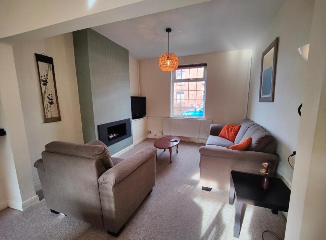 Villa Victorian Semi Detached House Behind The High Street à Newton-le-Willows Extérieur photo
